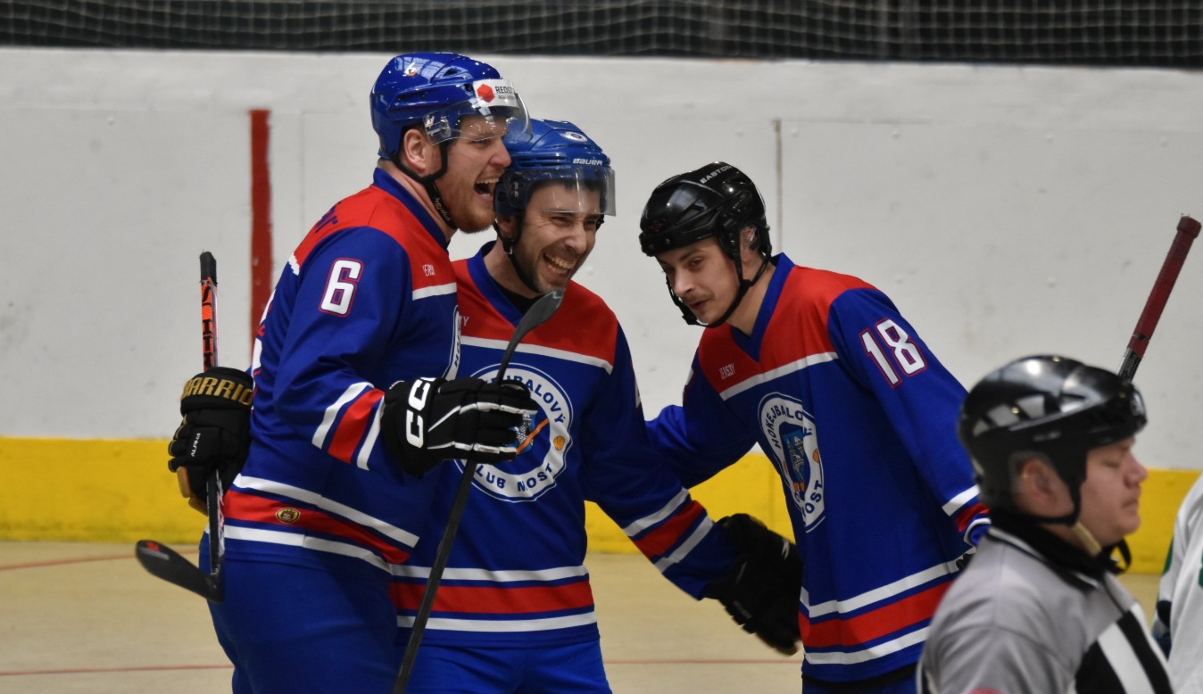 HOKEJBAL: Most přehrál předposlední Ústí. Duel provázela kuriózní komplikace i kluzký povrch