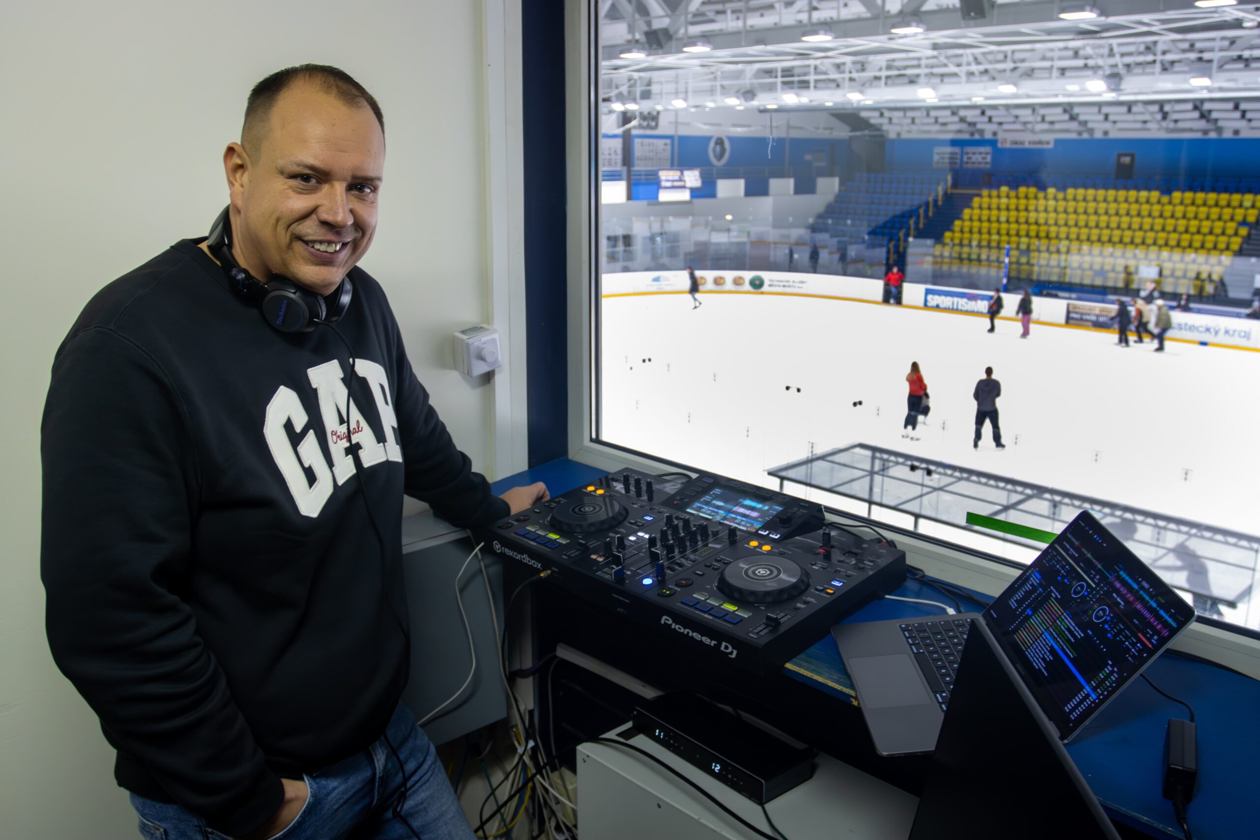 FOTO: Sobotní veřejné bruslení v Mostě nabídlo netradiční hudební doprovod