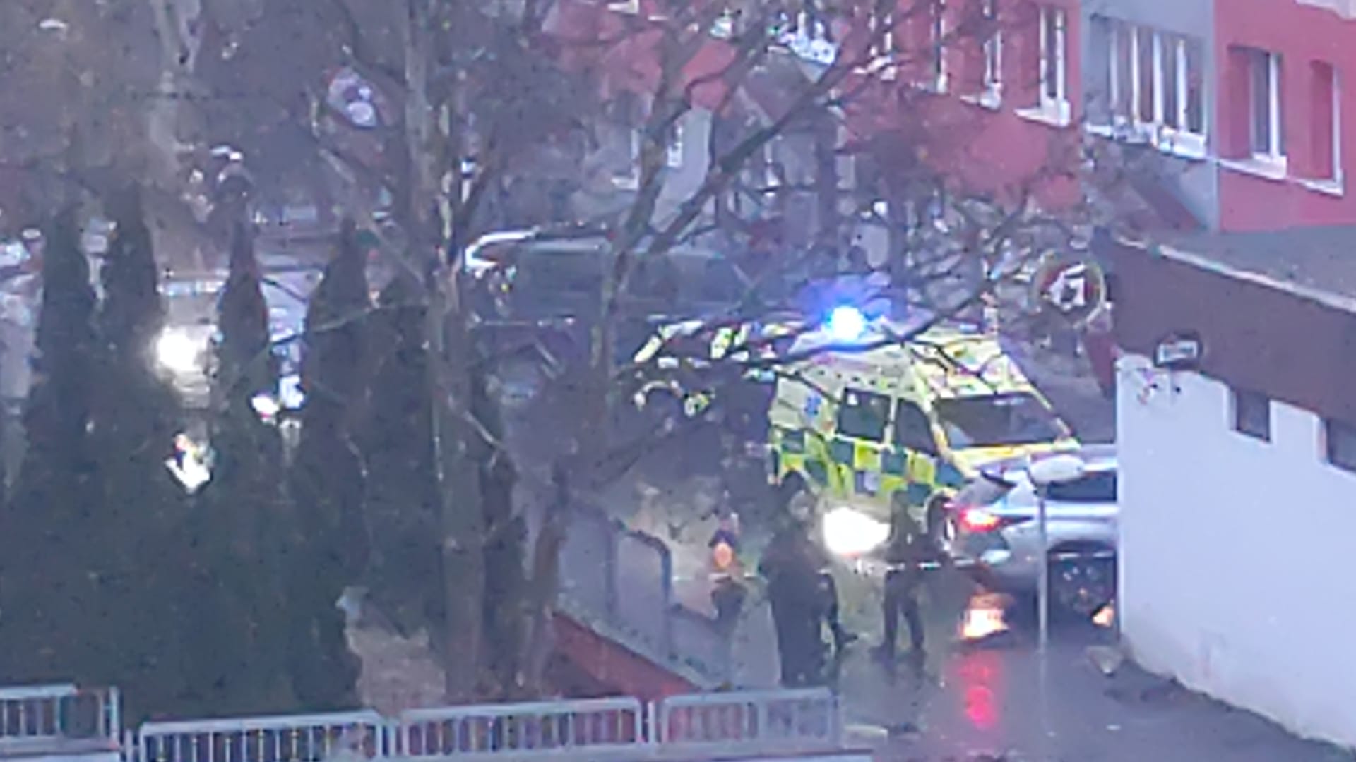 AKTUÁLNĚ: Tragická událost v Javorové ulici! Pád osoby z panelového domu vyšetřuje policie