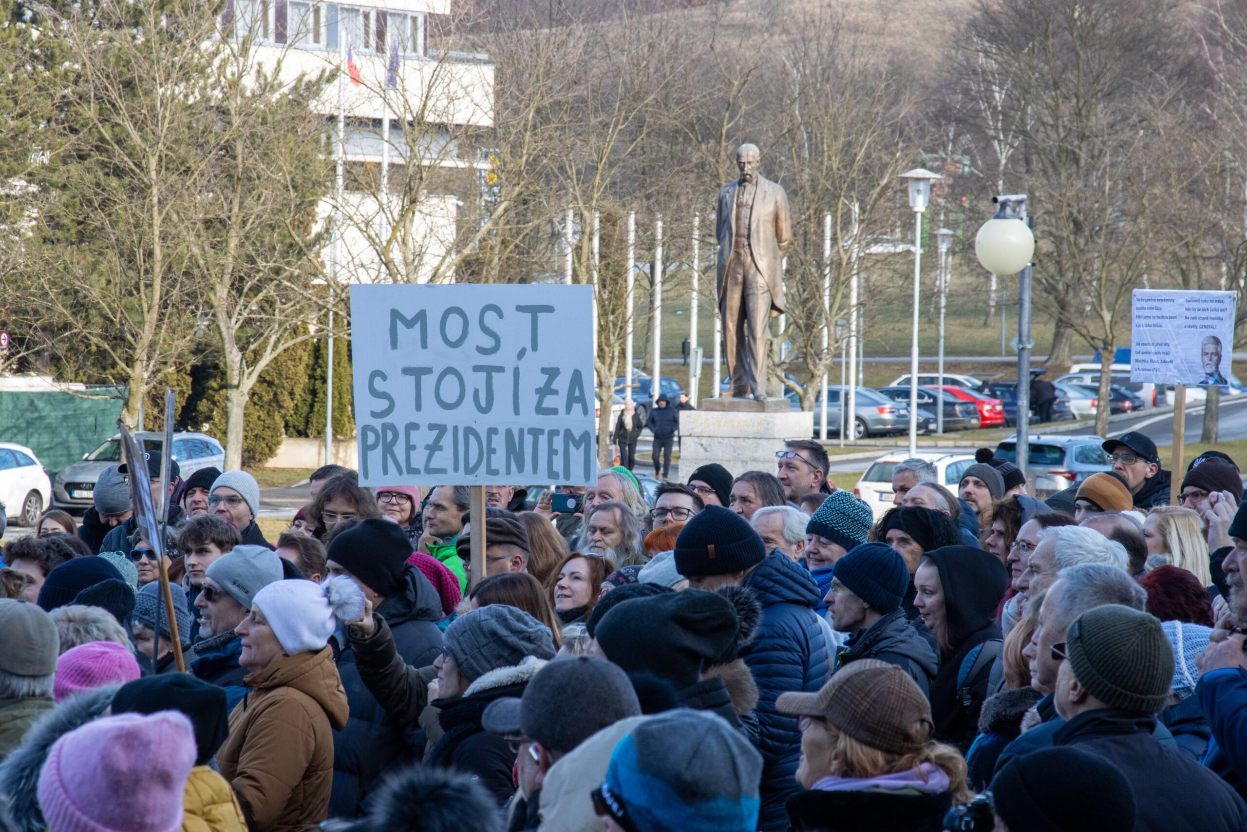 OBRAZEM: Stovky lidí podpořily prezidenta na mosteckém 1. náměstí. Policie řešila incident