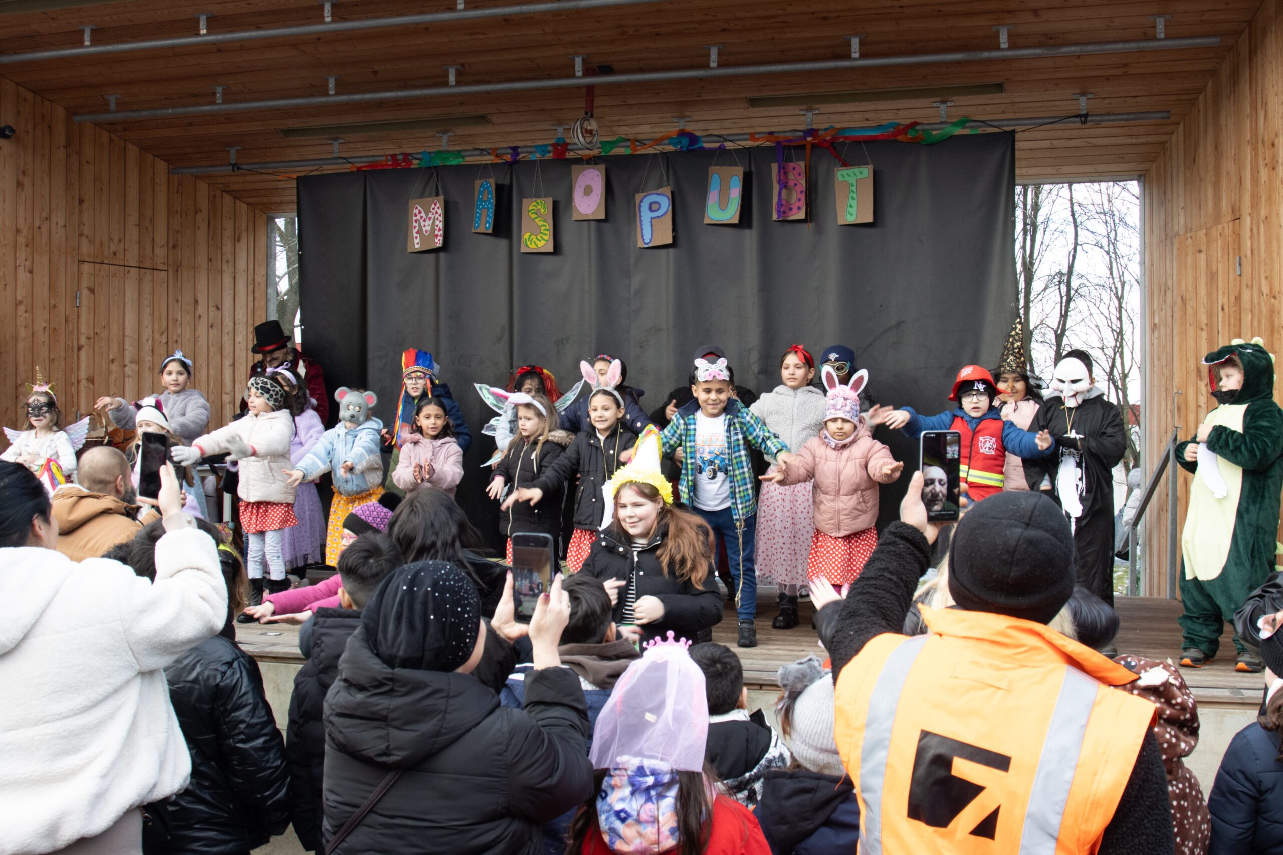 FOTO: Masopustní akce v mosteckém parku Střed nabídla průvod i doprovodný program