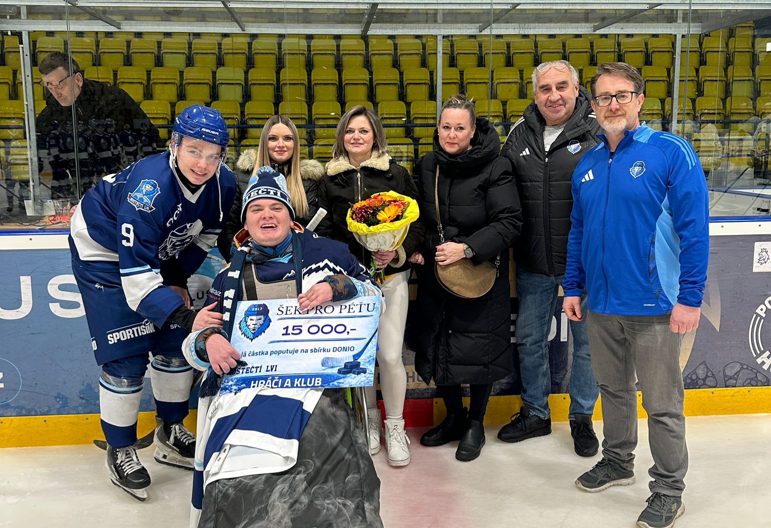 HOKEJ: Mostečtí hokejisté předali šek nemocnému fanouškovi