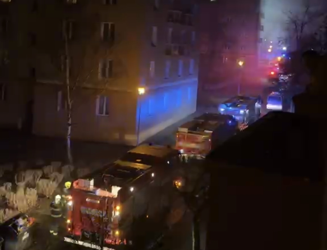 STALO SE: Noční požár výtahové šachty ve stovkách si vyžádal evakuaci obyvatel