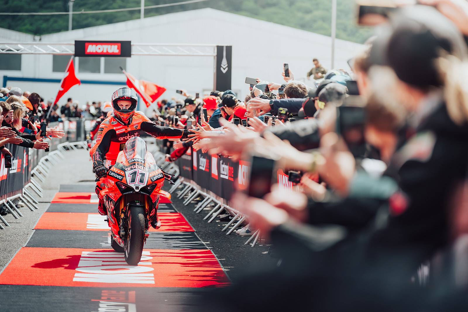 WorldSBK Czech Round 2026 v Mostě: Nová třída, čeští jezdci a zážitky přímo v paddocku