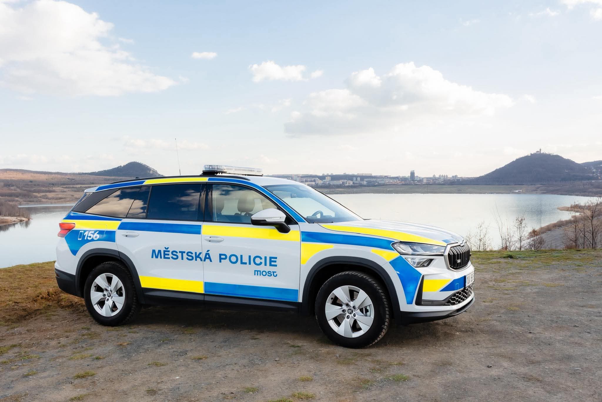 ZAJÍMAVOST: Modernější a viditelnější! Strážníci v Mostě mají nově polepená vozidla