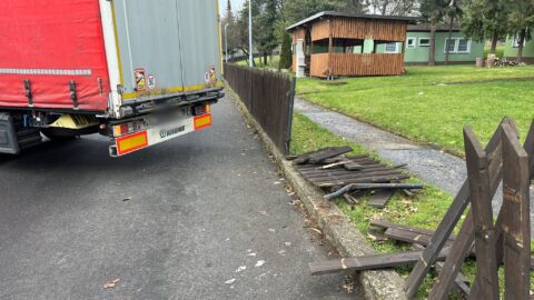 STALO SE: Těžký kolos v úzkých! Kamion na Benediktu poničil plot