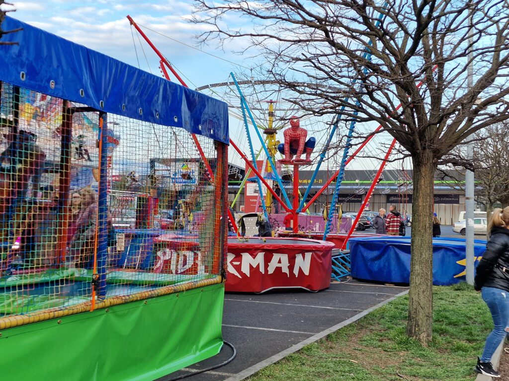 ZAJÍMAVOST: Do Mostu dorazí pouťové atrakce. Lunapark otevře už v sobotu