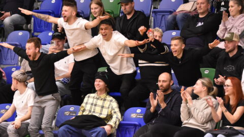 HÁZENÁ: Fotbalisté Mostu roztahovali v hledišti křídla jako hvězda Zachová. Házenkářky doma pokořily Písek