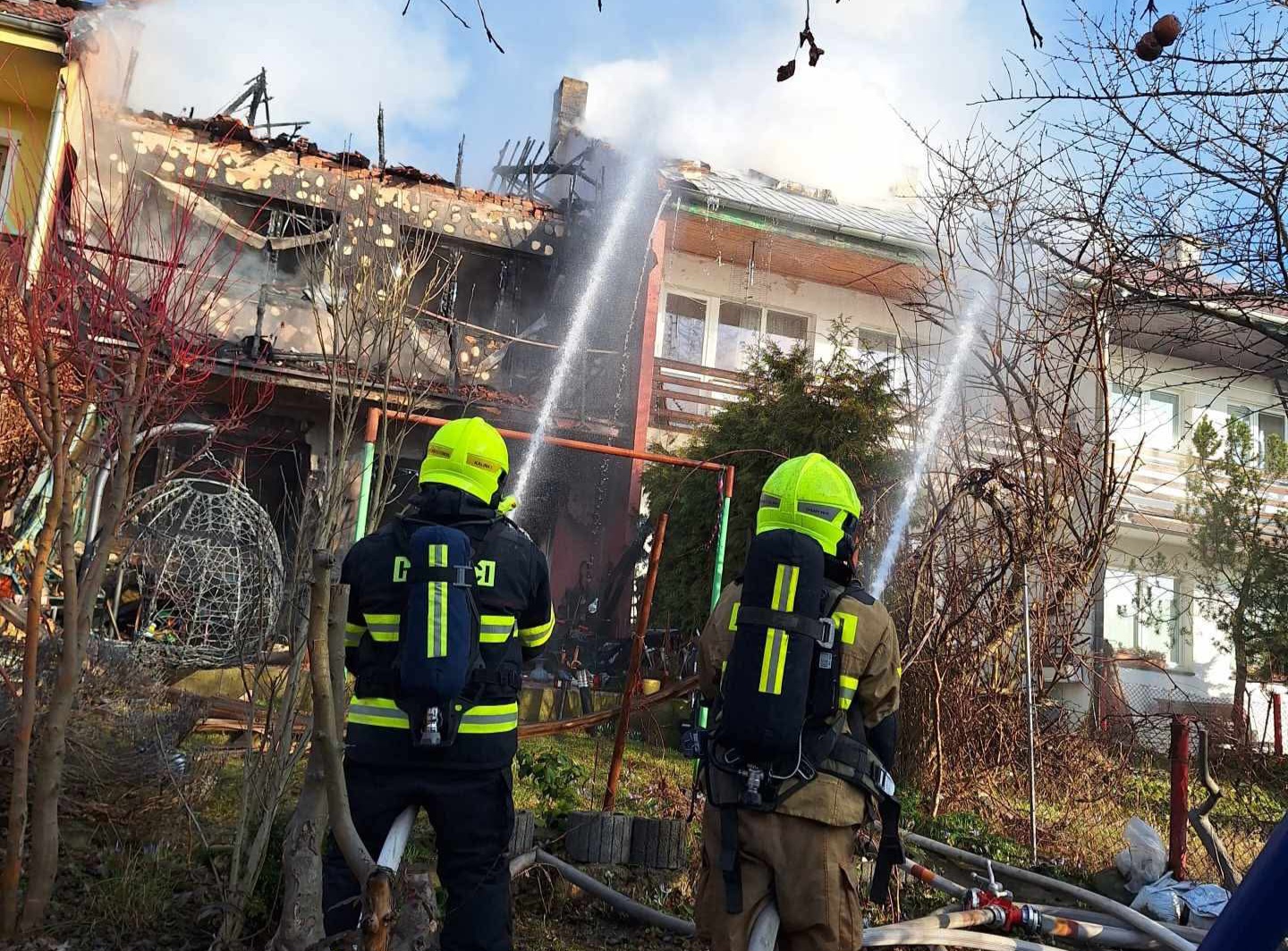 AKTUÁLNĚ: Třetí stupeň poplachu na Mostecku! Hasiči likvidují požár domu v Horním Litvínově