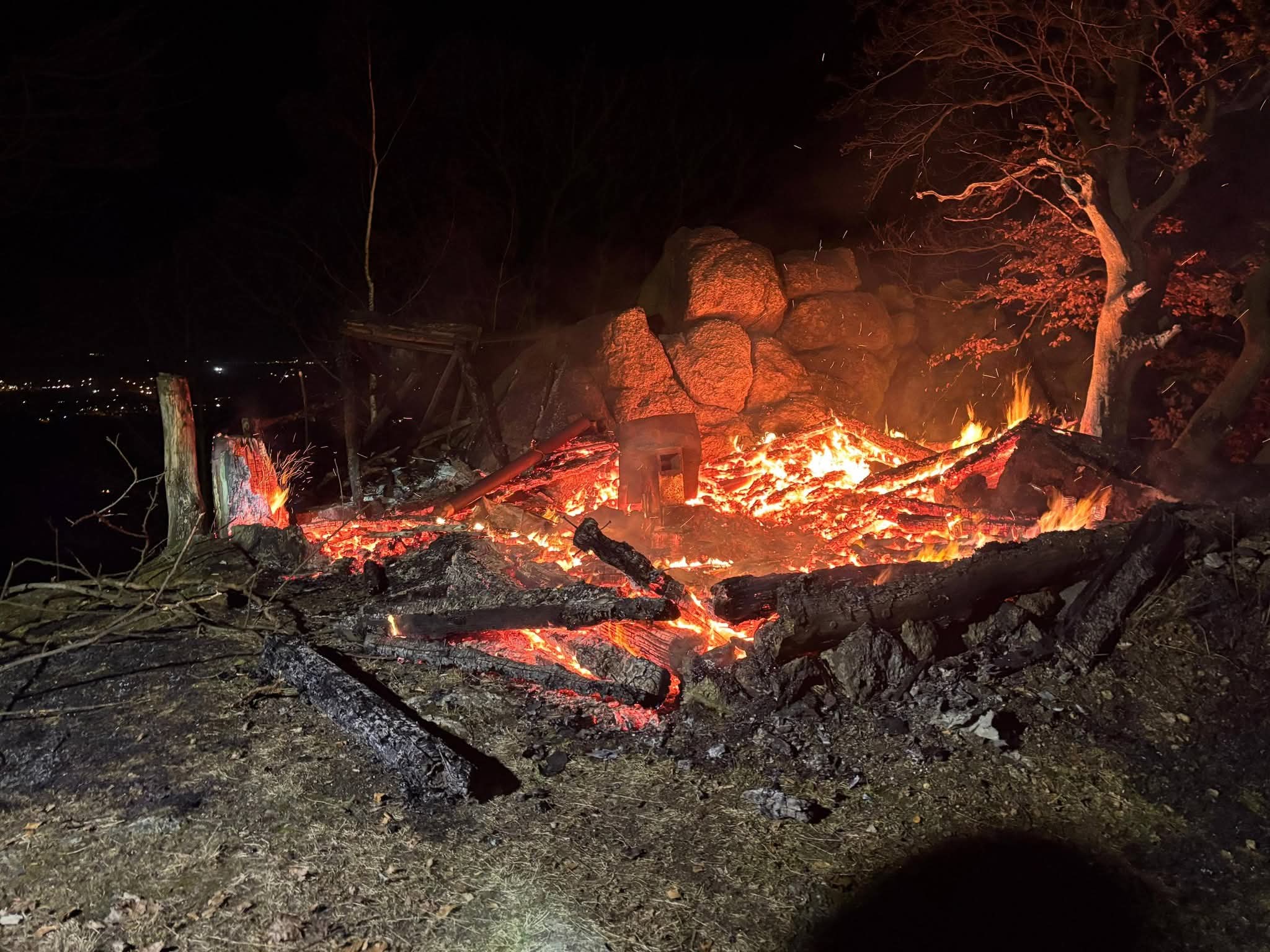 STALO SE: Hasiči likvidovali požár srubu v lese nad Černicemi