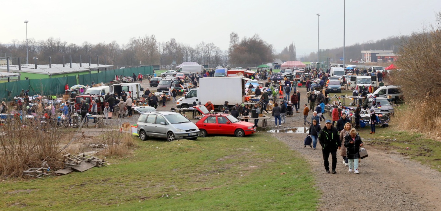 ZAJÍMAVOST: Tradiční ruch na Souši. Bleší trhy znovu po zimní pauze plní areál lidmi