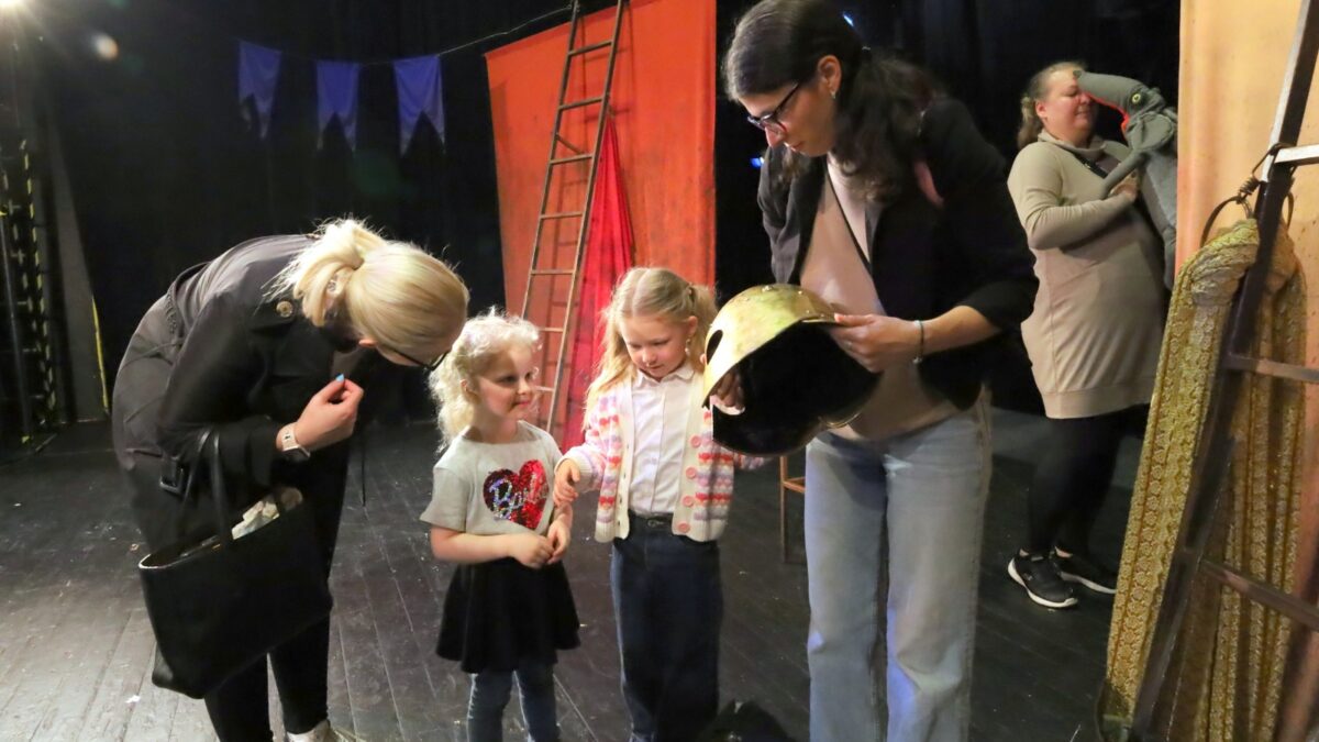 FOTO: Noc divadel v Litvínově nabídla pohádku Princ Bajaja i večerní program pro veřejnost