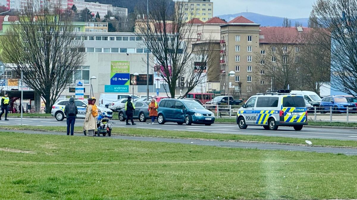 STALO SE: Kolize dvou aut ochromila dopravu v Moskevské ulici