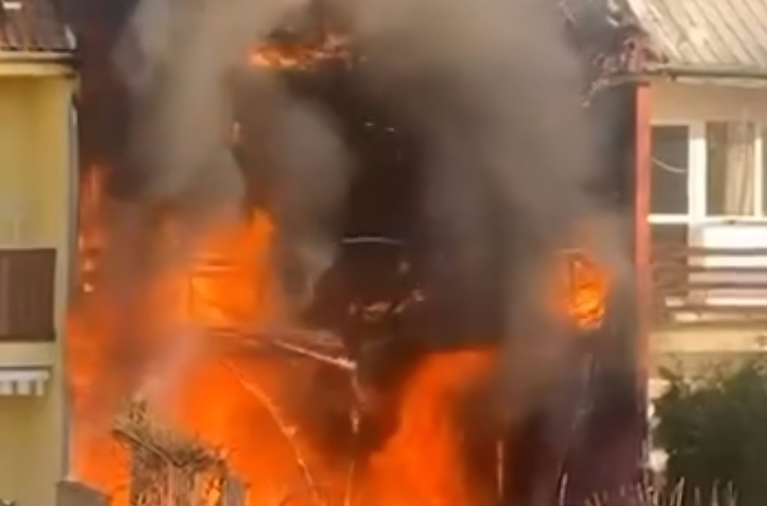 VIDEO: Dům zachvátily mohutné plameny. Záběry z Horního Litvínova jsou šokující