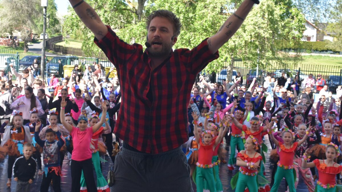 OBRAZEM: Tanec přilákal na Benedikt davy. Akci podpořil i tanečník StarDance Michal Kurtiš