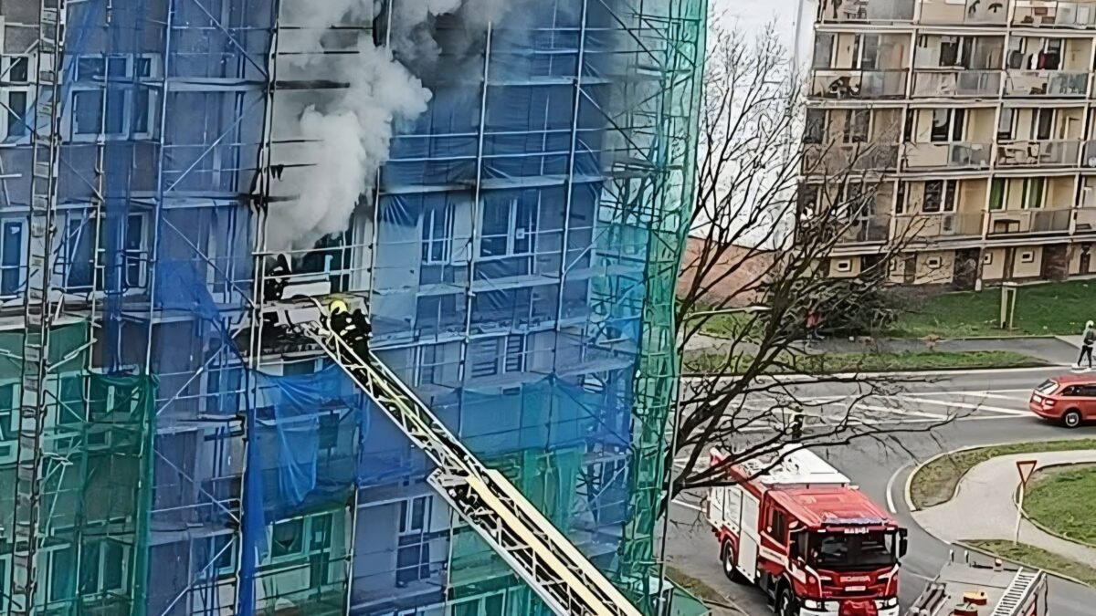 STALO SE: Požár v panelovém domě v Litvínově zaměstnal několik hasičských jednotek. Obyvatele museli evakuovat