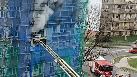 STALO SE: Požár v panelovém domě v Litvínově zaměstnal několik hasičských jednotek. Obyvatele museli evakuovat