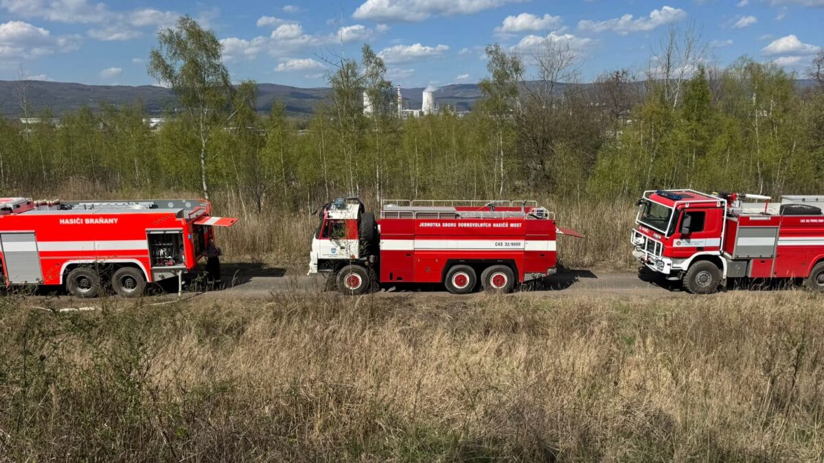 AKTUÁLNĚ: V Dolním Jiřetíně hoří polní porost. Vyhlášen byl druhý stupeň požárního poplachu