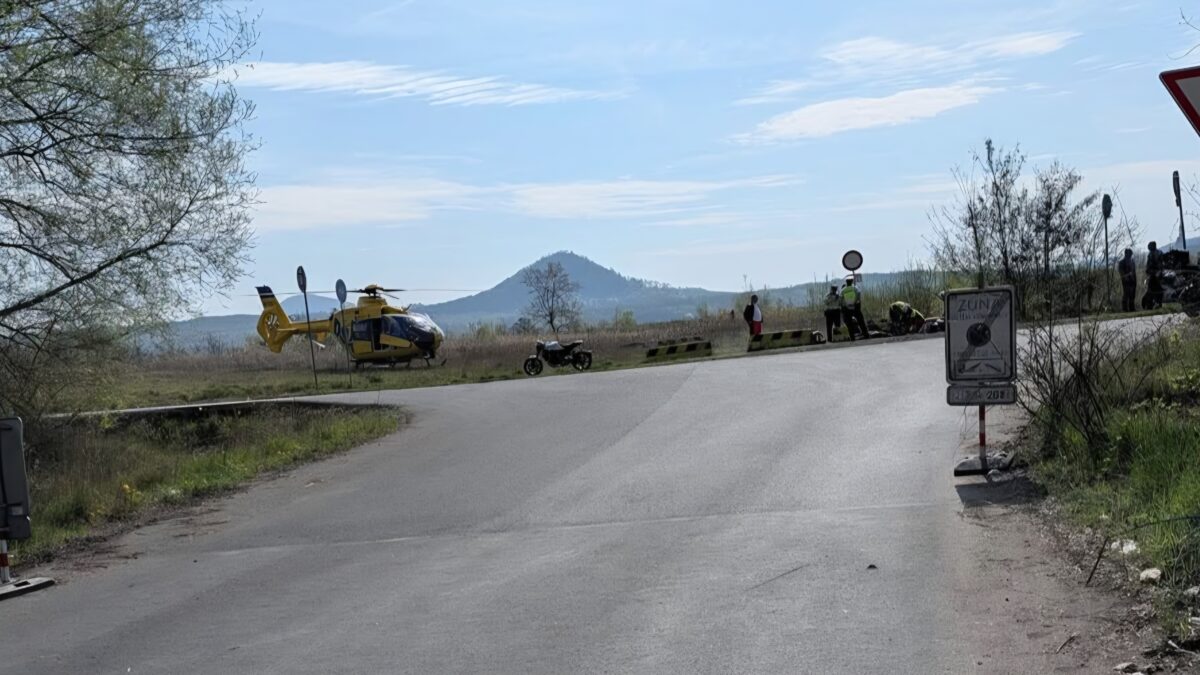 STALO SE: U mosteckého jezera havaroval motorkář. Do nemocnice ho transportoval vrtulník