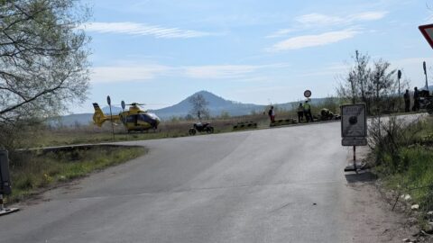 STALO SE: U mosteckého jezera havaroval motorkář. Do nemocnice ho transportoval vrtulník