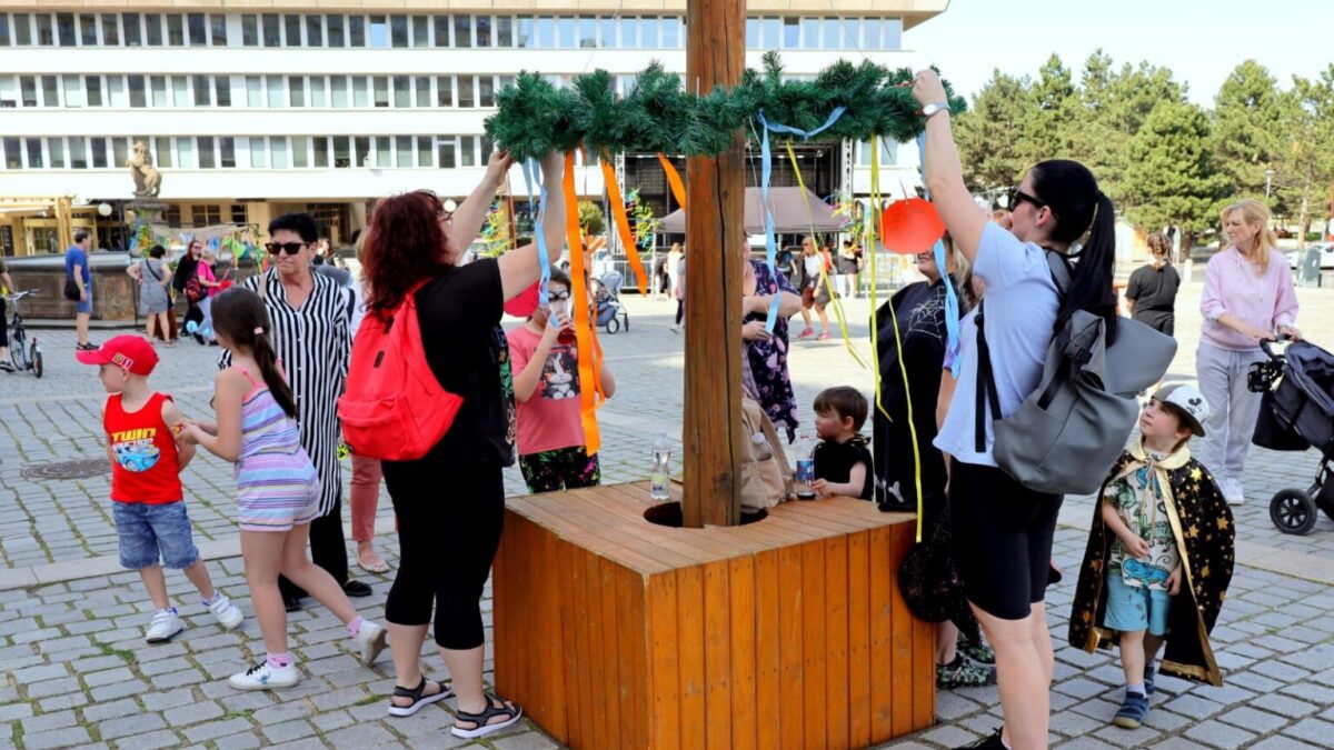 CHYSTÁ SE: Most zítra přivítá jaro tradičním stavěním májky