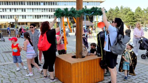 CHYSTÁ SE: Most zítra přivítá jaro tradičním stavěním májky