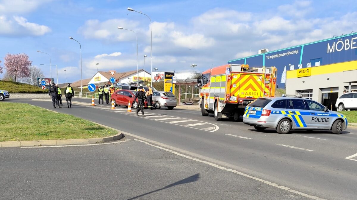 AKTUÁLNĚ: Nehoda ve Velebudické v Mostě. Jedna osoba zůstala zaklíněná ve voze