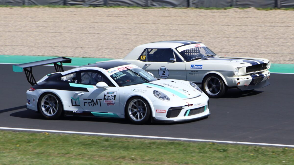 OBRAZEM: Víkend na Autodromu patřil Histo Cupu. Na trati se střídaly staré i nové vozy