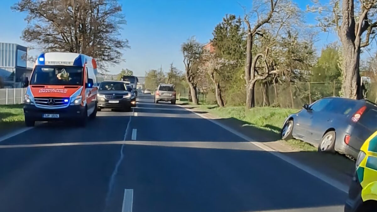AKTUÁLNĚ: Nehoda u Čepiroh komplikuje dopravu. Zraněného řidiče převezli do nemocnice