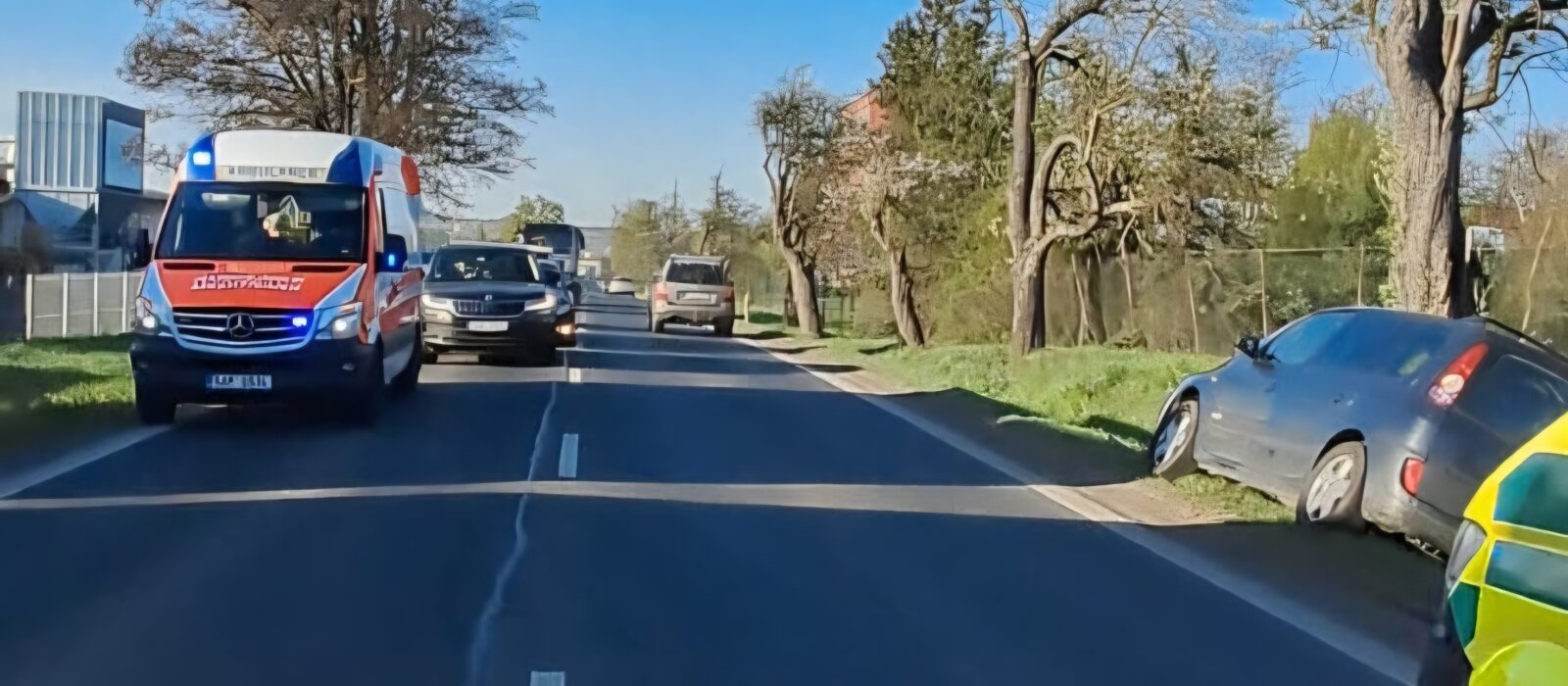 AKTUÁLNĚ: Nehoda u Čepiroh komplikuje dopravu. Zraněného řidiče převezli do nemocnice