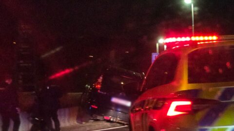 AKTUÁLNĚ: Auto narazilo do kruhového objezdu u KM Prona. Provoz je omezený