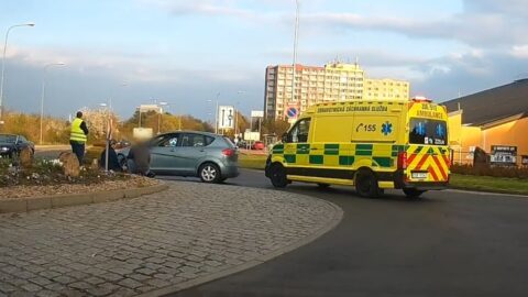 AKTUÁLNĚ: Nehoda u zimního stadionu! Auto na kruhovém objezdu srazilo cyklistu