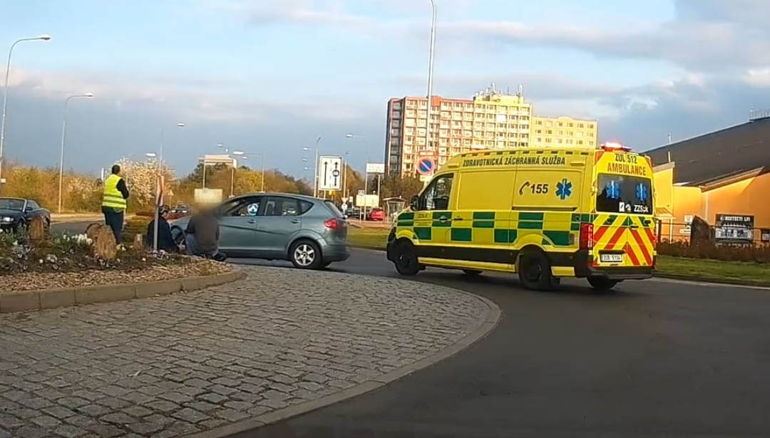 AKTUÁLNĚ: Nehoda u zimního stadionu! Auto na kruhovém objezdu srazilo cyklistu