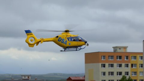 AKTUALIZUJEME: Pacienta po zástavě oběhu v Mostě se podařilo zachránit. Do nemocnice ho transportoval vrtulník