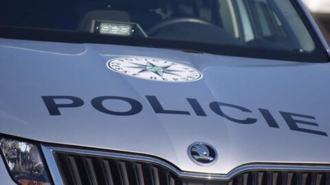 AKTUÁLNĚ: Nehoda motorkáře s osobním vozidlem uzavřela silnici I/27 mezi Litvínovem a Mostem