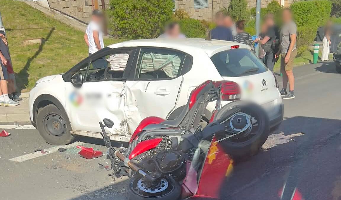 AKTUÁLNĚ: V Meziboří došlo k nehodě motorky s osobním vozidlem. Na místě zasahují záchranáři