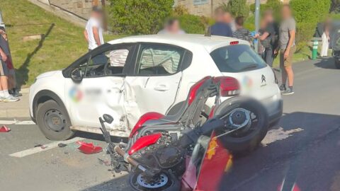 AKTUÁLNĚ: V Meziboří došlo k nehodě motorky s osobním vozidlem. Na místě zasahují záchranáři