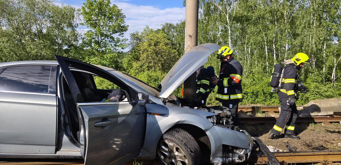AKTUÁLNĚ: Nehoda osobního vozu ochromila tramvajovou dopravu v Mostě