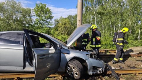 AKTUÁLNĚ: Nehoda osobního vozu ochromila tramvajovou dopravu v Mostě