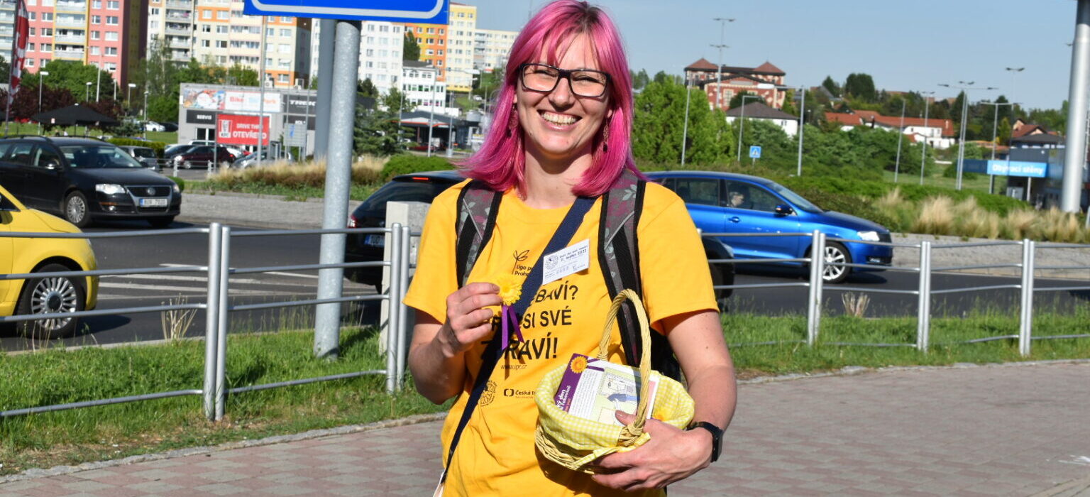 AKTUÁLNĚ: V Mostě dnes potkáte dobrovolníky se žlutými kytičkami, probíhá sbírka proti rakovině