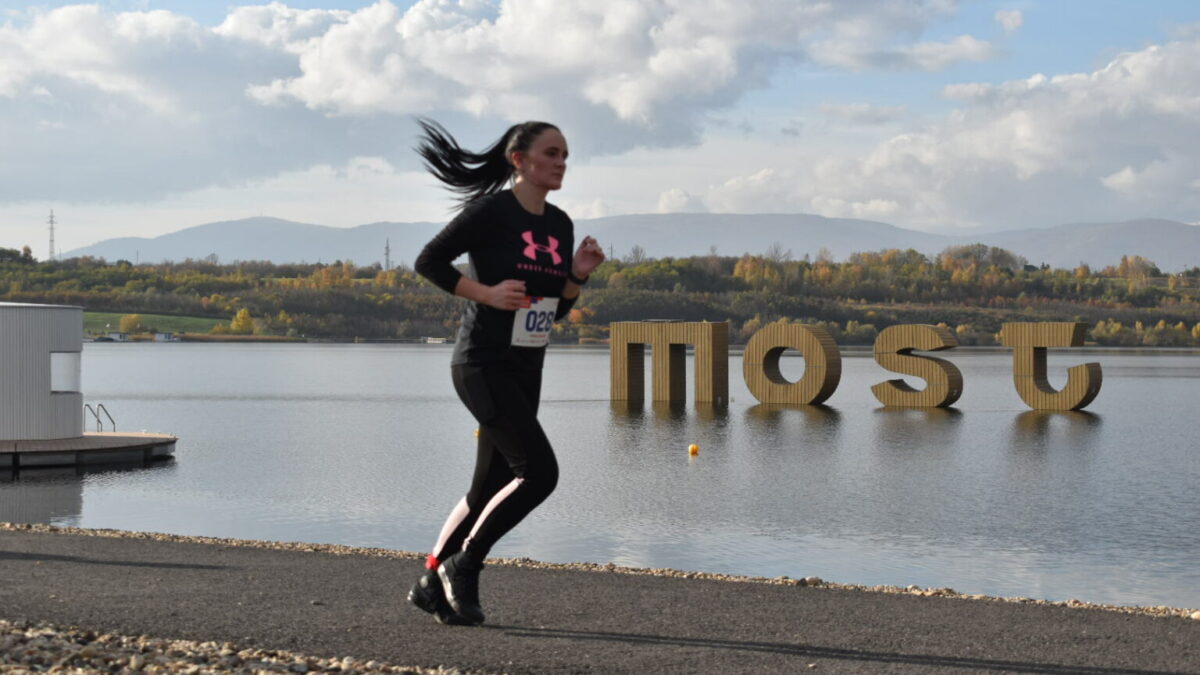 CHYSTÁ SE: Festival 10 000 kroků rozhýbe jezero Most. Dorazí běžci, vyznavači pilates i Nordic Walkingu