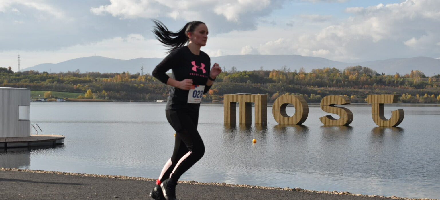 CHYSTÁ SE: Festival 10 000 kroků rozhýbe jezero Most. Dorazí běžci, vyznavači pilates i Nordic Walkingu