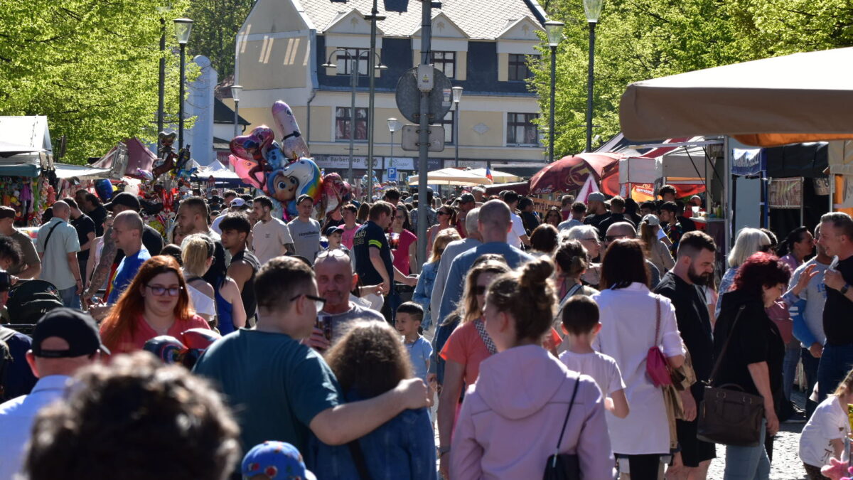 OBRAZEM: Valdštejnské slavnosti přilákaly do Litvínova davy. Přálo i počasí