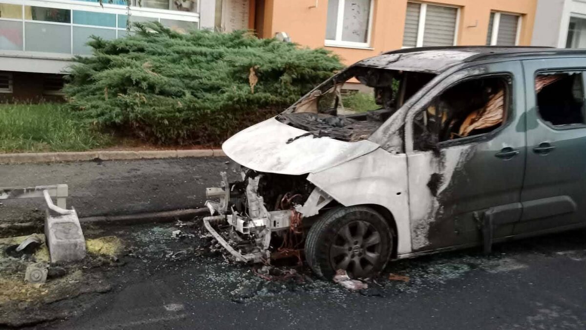 STALO SE: Noční série požárů zaměstnala hasiče i policii. Na Liščím vrchu hořely kontejnery i automobil