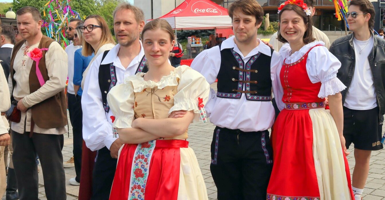 FOTO: Most přivítal jaro tradičním stavěním májky