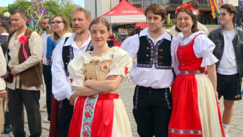 FOTO: Most přivítal jaro tradičním stavěním májky