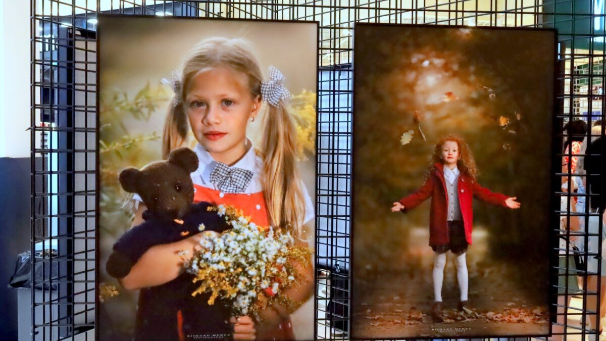 FOTO: Silné okamžiky i emoce. Vernisáž v Centralu připomněla fotografa Richarda Menzu
