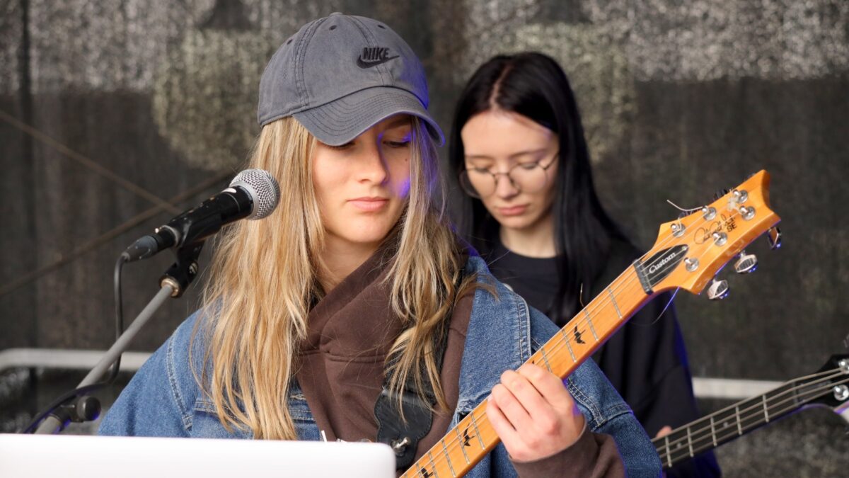 FOTO: Most hostil festival Rozsviť tmu. Třídenní akce nabídla hudební vystoupení, doprovodný program i osobní příběhy lidí