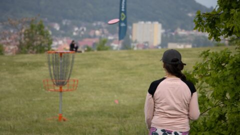 FOTO: Most hostil první velký discgolfový turnaj na novém osmnáctijamkovém hřišti