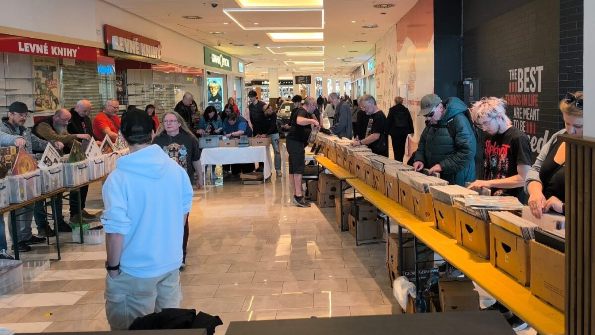 Do Centralu dorazily davy lidí! Burza LP desek a CD opět přilákala sběratele i fanoušky hudby